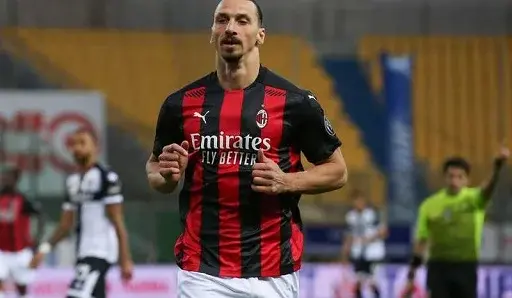 Ibrahimovic extends contract with AC Milan