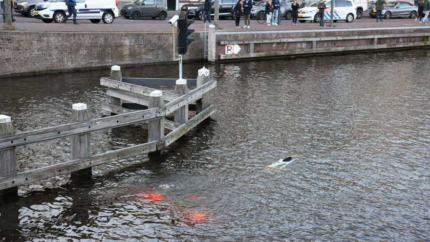 car rolls into canal while driver picks up pizzas in Haarlem