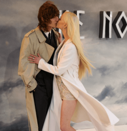 Anya Taylor-Joy, sublime lover languorous kiss with her companion for The Northman