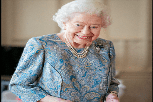 Elizabeth II in shape goodbye to the cane, she receives all smiles in Windsor!