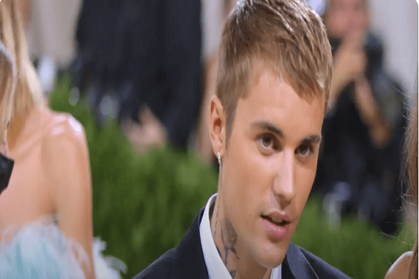 Justin Bieber offers crew and fans free therapy
