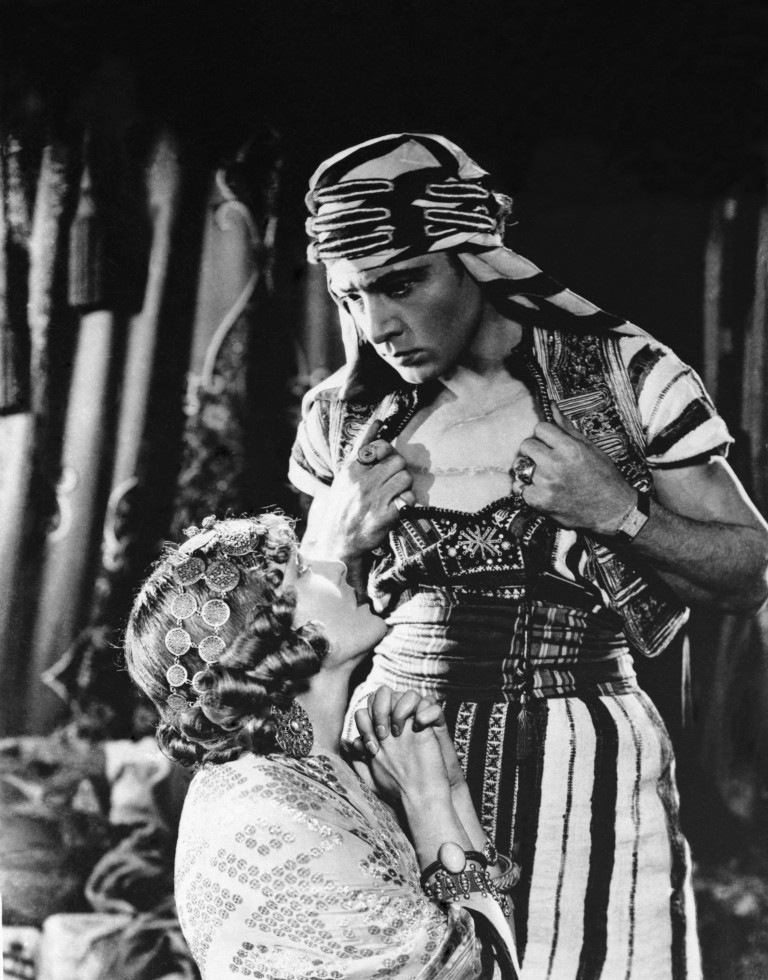 Rudolph Valentino with Tank Cartier, in 1926, on the recording of “The Son of the Sheik” (Photo: Getty Images)