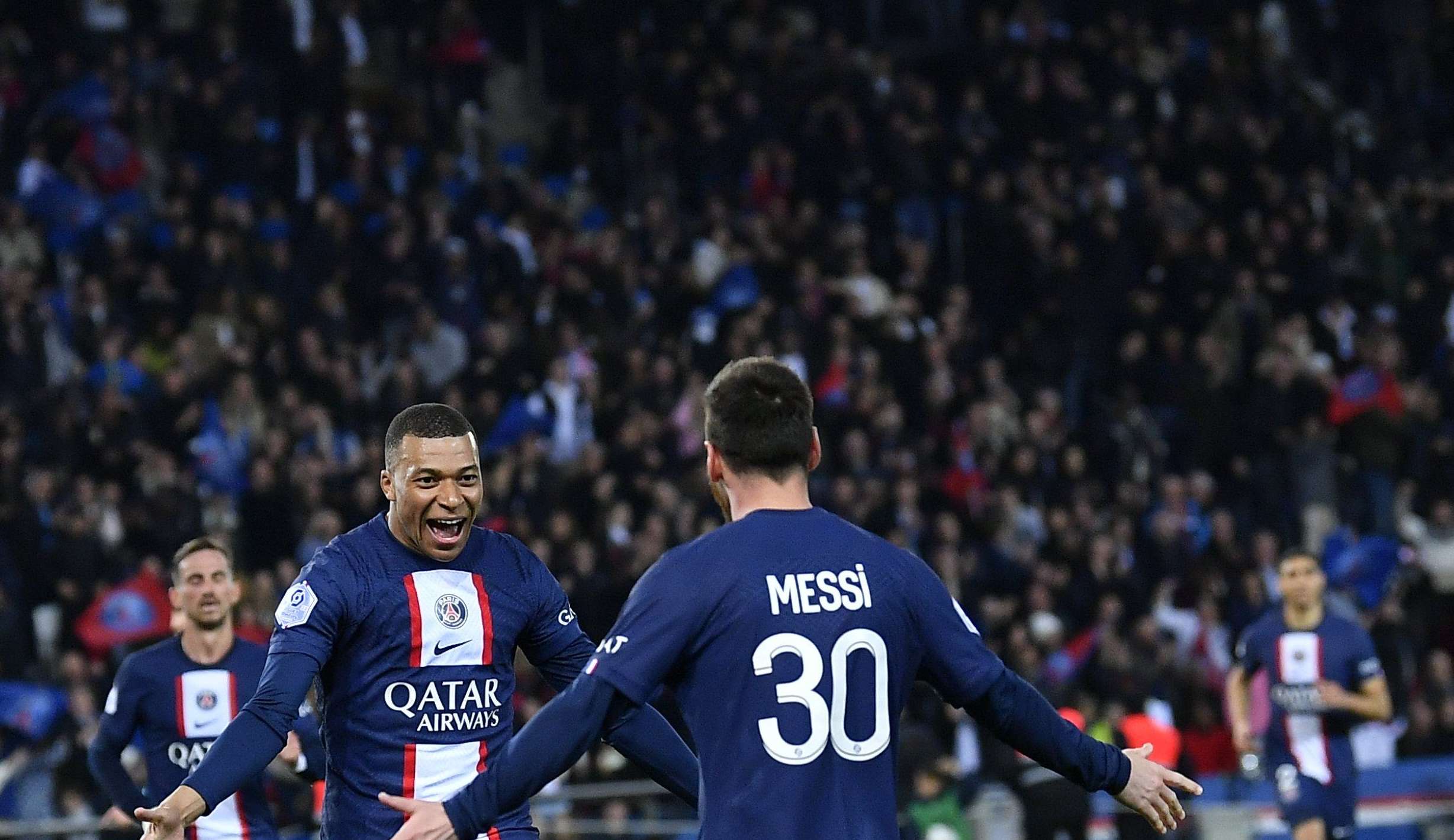 Messi and Mbappe decide PSG beats Lens and forwards the