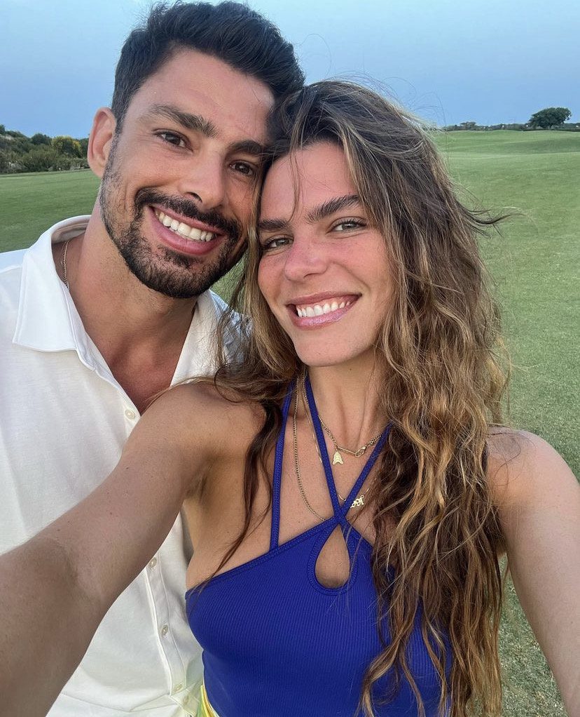Mariana and Cauã smiling while taking a selfie (Reproduction/Instagram)