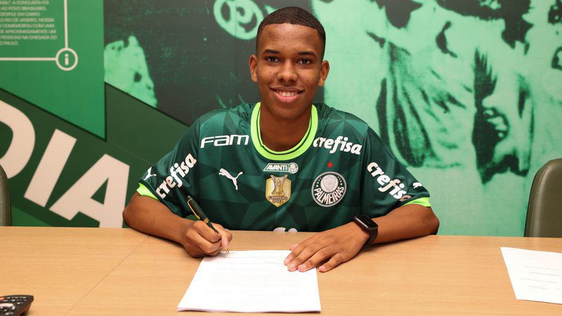 Coveted by Europeans, Palmeiras jewel signs professional contract