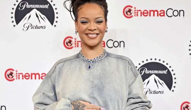 Rihanna appears by surprise at a convention with jewelry valued