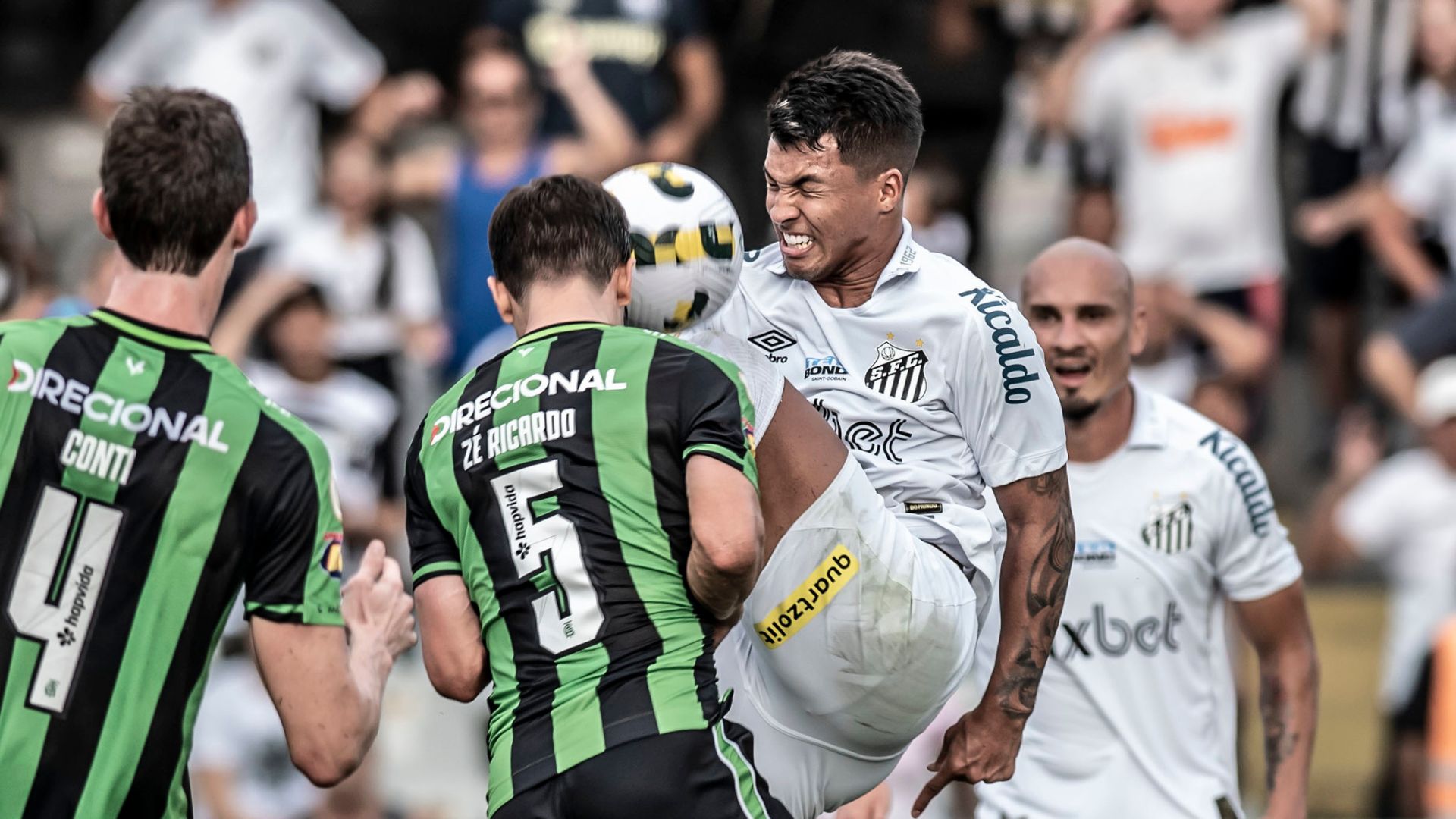Santos vs América-MG in action