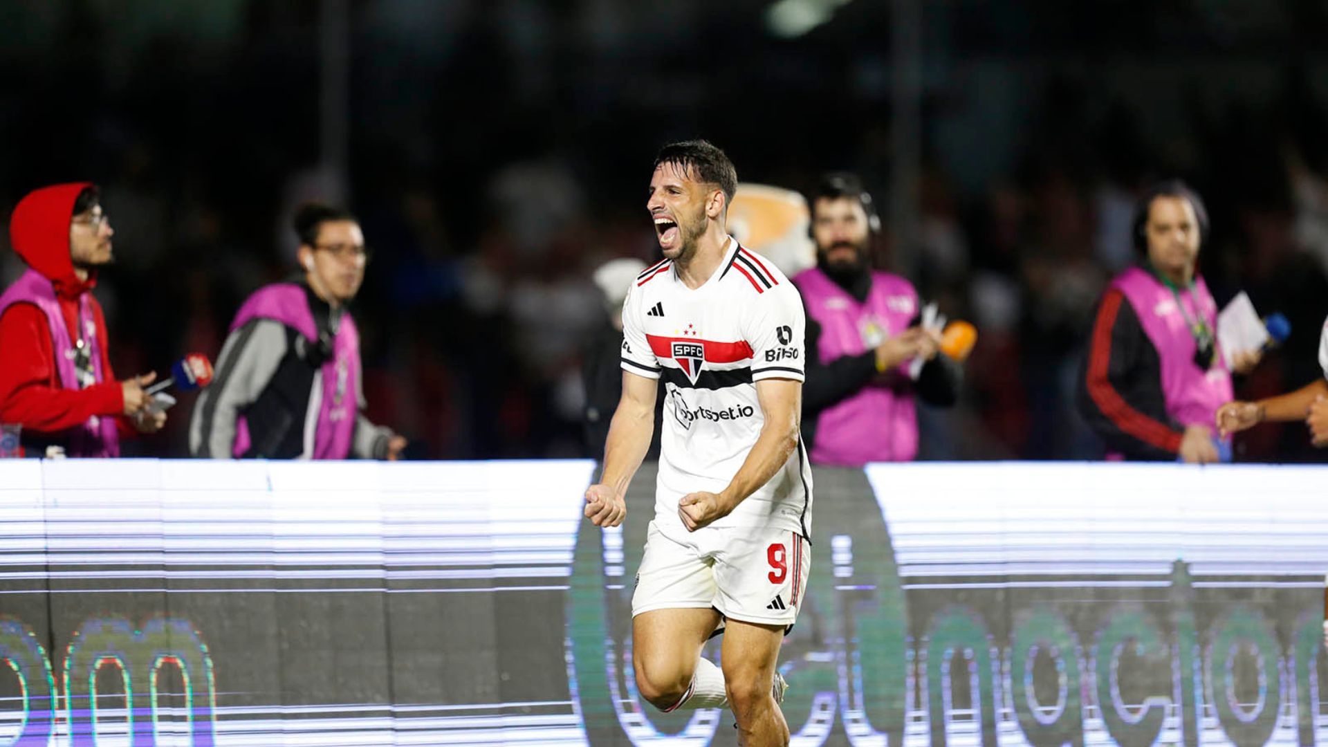 Calleri celebrating a goal against América-MG (Credit: Paulo Pinto / São Paulo FC)