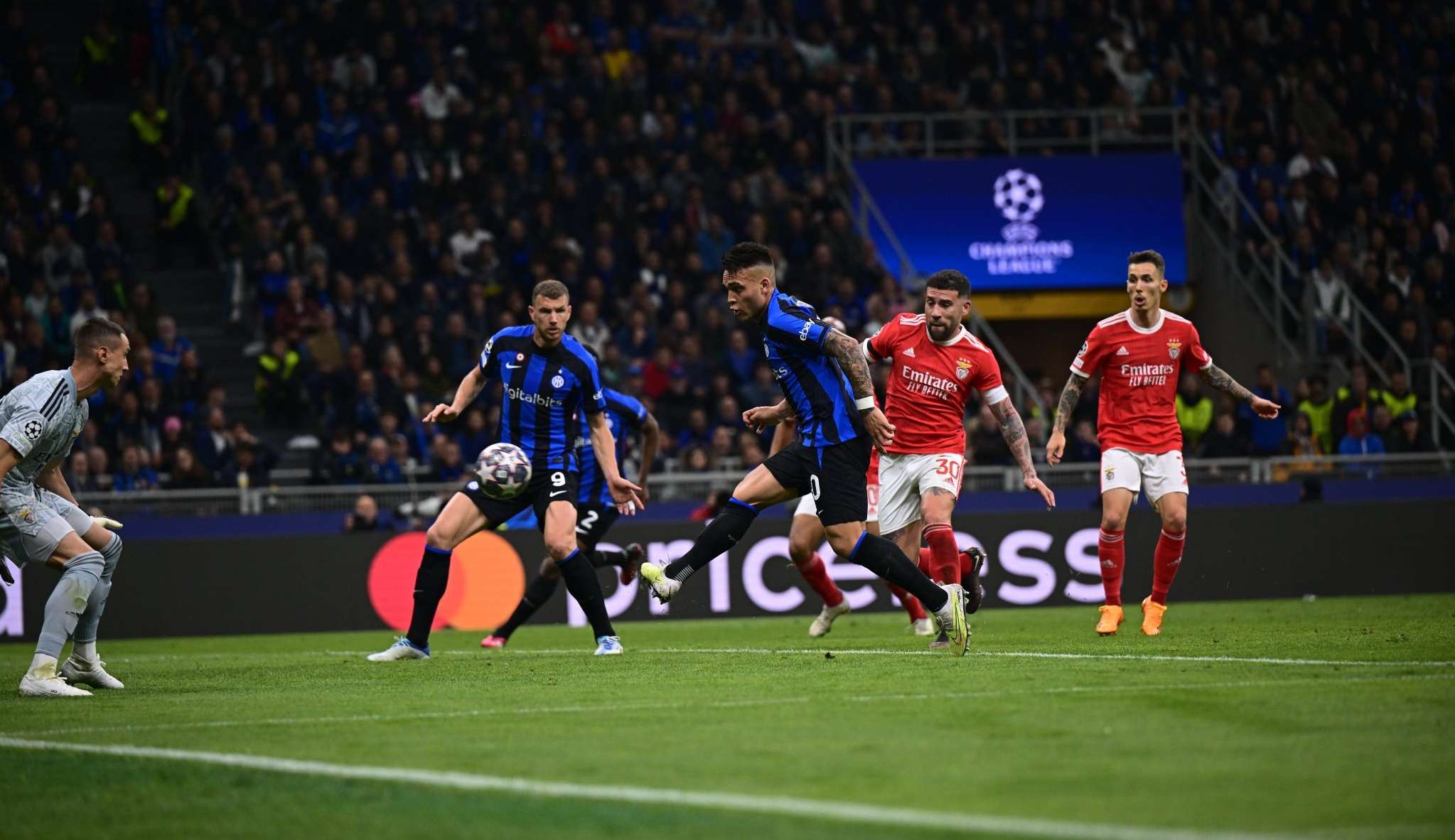 Inter draw with Benfica and advance to the semi finals of