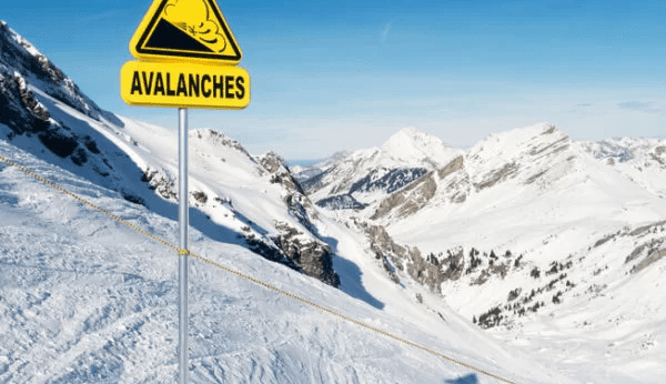 Powerful avalanche in French Alps kills