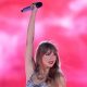 Taylor Swift responds to poster held up by fan at