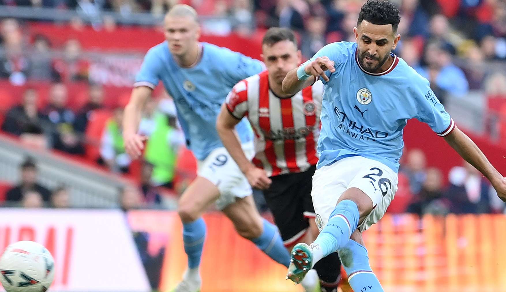 With historic performance by Mahrez Manchester City win and advance