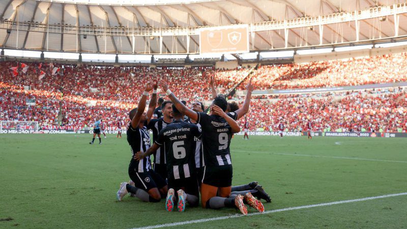 Botafogo gets ready, beats Flamengo and becomes leader in the