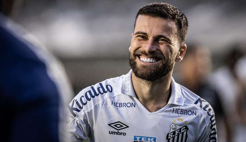 Santos extends Lucas Lima's contract until April
