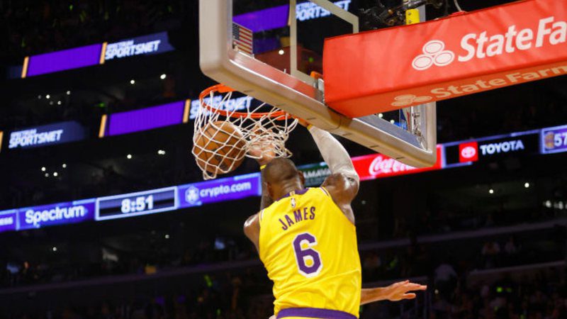 Before Warriors vs Lakers, LeBron makes impressive basket and shocks