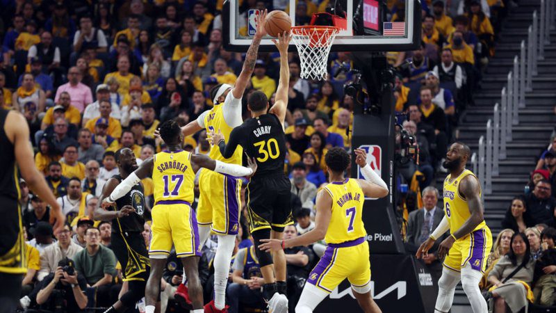 Davis pockets Warriors, charms LeBron, drives Lakers crazy