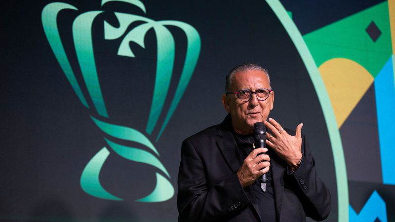 Outside Globo, Galvão Bueno sends a message about retirement
