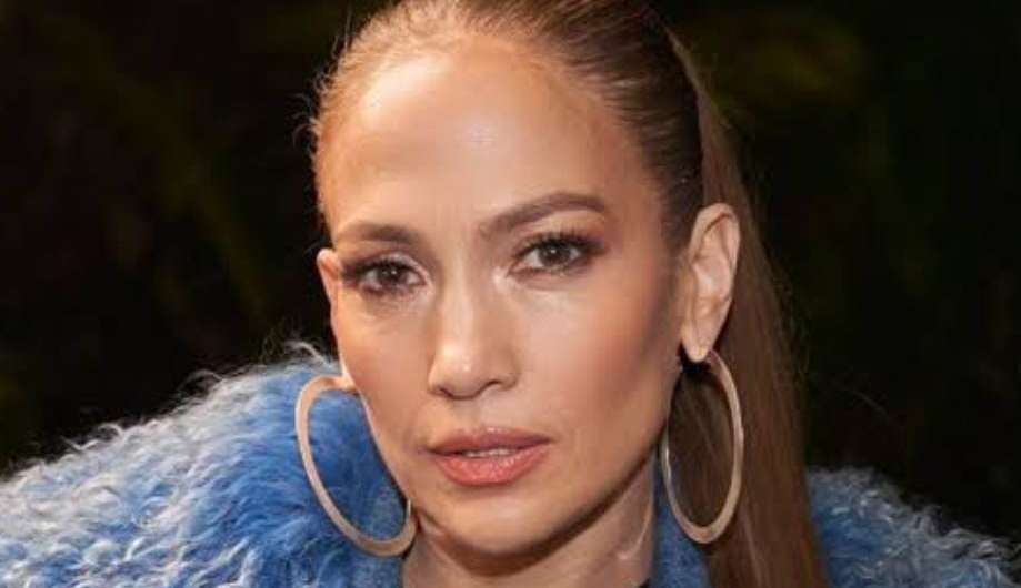 Jennifer Lopez appears in a discreet record next to her