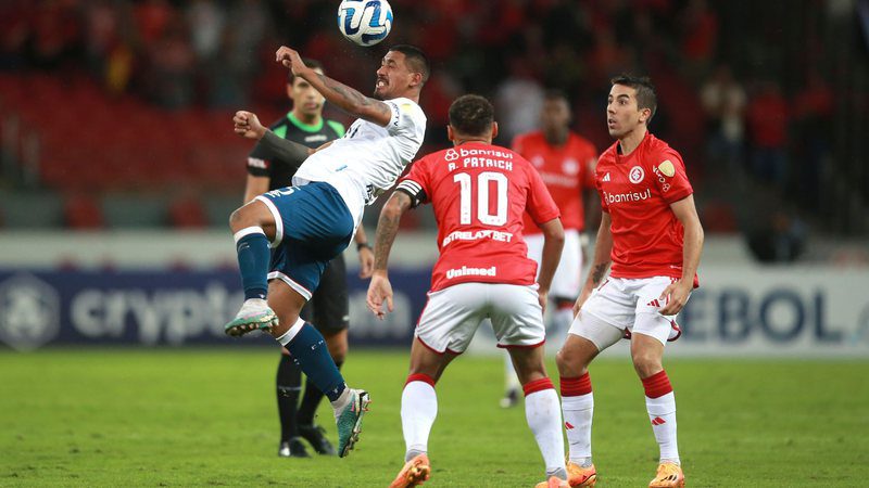 Internacional makes a good first half, falters and draws in