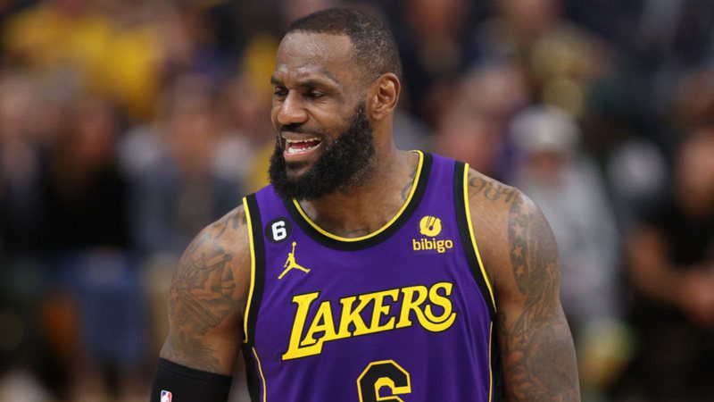 LeBron James does not avoid the Warriors' run in and warns