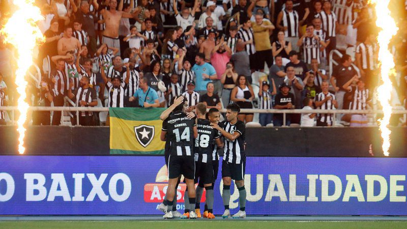Botafogo wins the Rooster and leads the Brasileirão with %