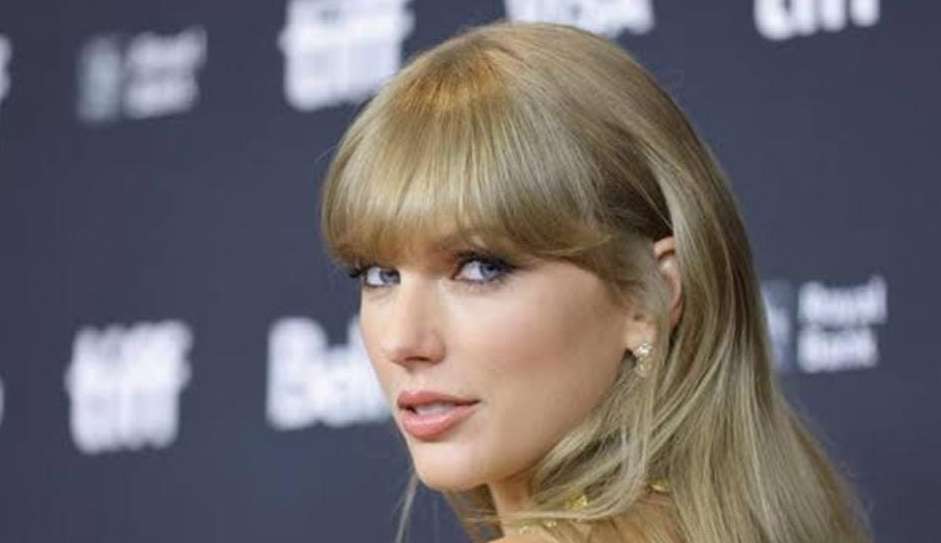 Taylor Swift's alleged affair is photographed at the singer's concert
