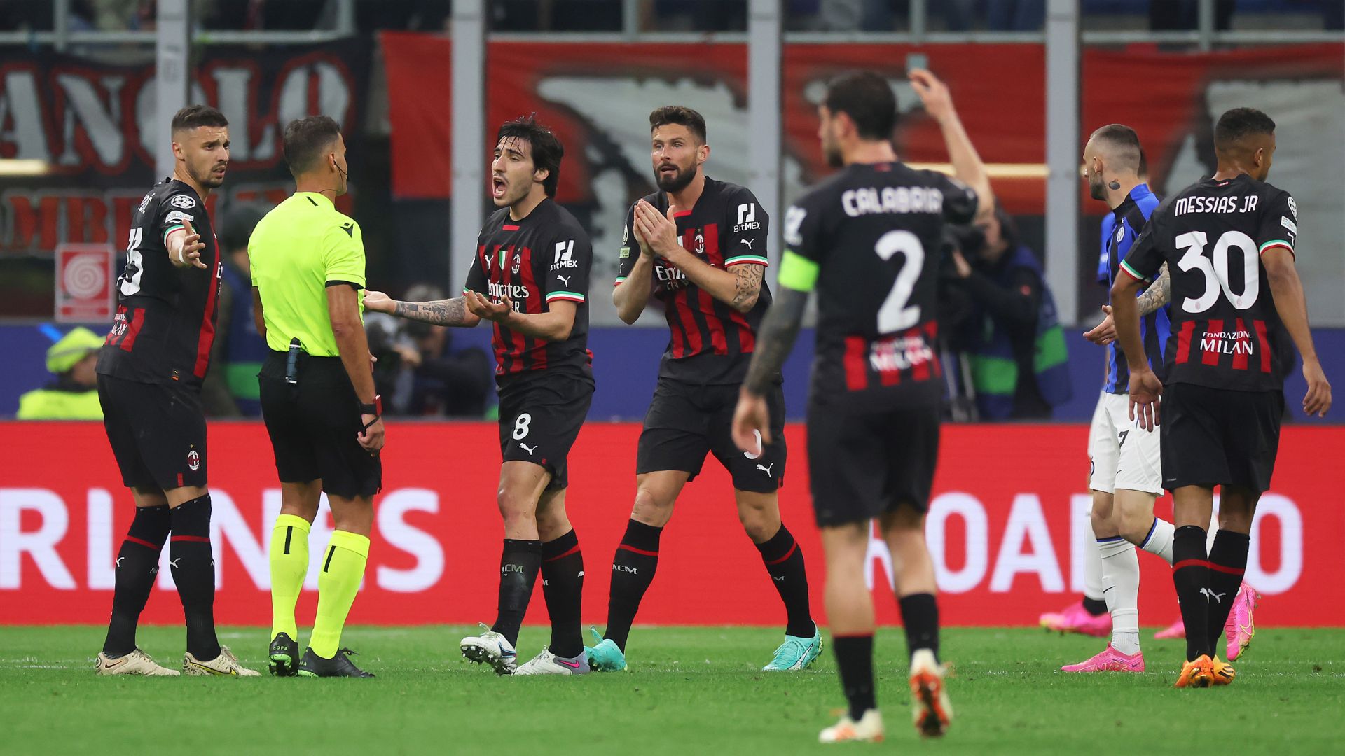 Milan players complain about bid with refereeing 