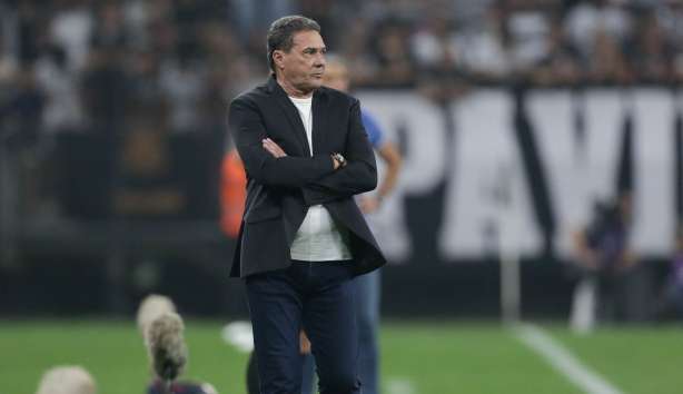 Vanderlei Luxemburgo says that the Corinthians squad cannot fear the