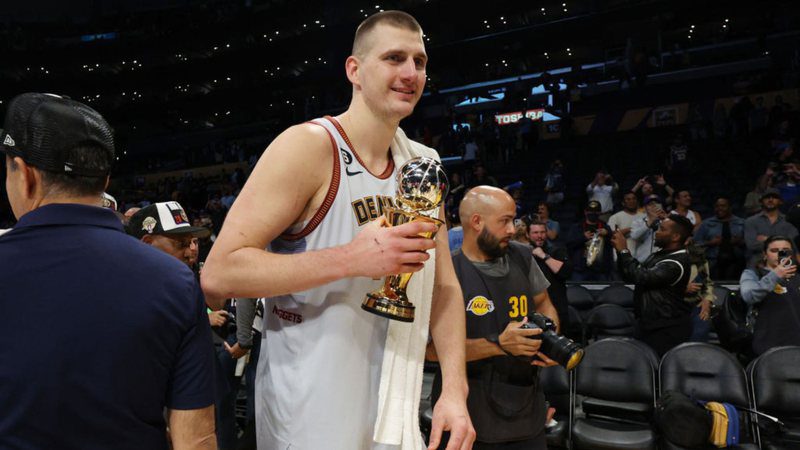 Jokic gives a show against Lakers, 'forgets' MVP and makes