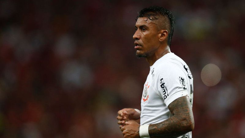 Paulinho gets hurt at Corinthians, cries and makes a promise