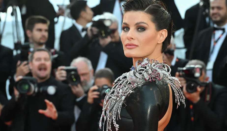 Isabeli Fontana shows off jewel on Cannes red carpet