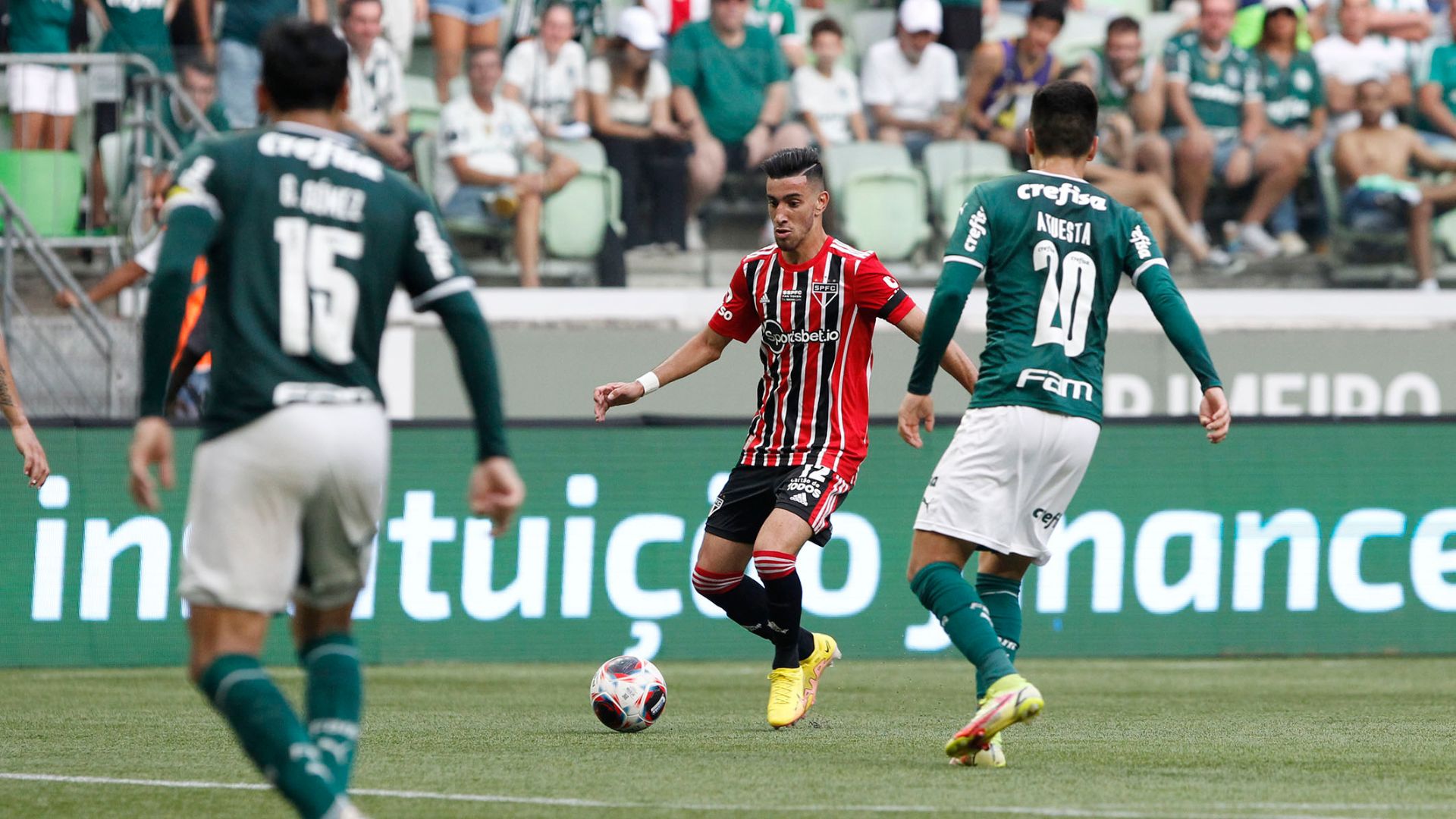 Pedrinho playing against Palmeiras (Credit: Rubens Chiri / São Paulo FC)