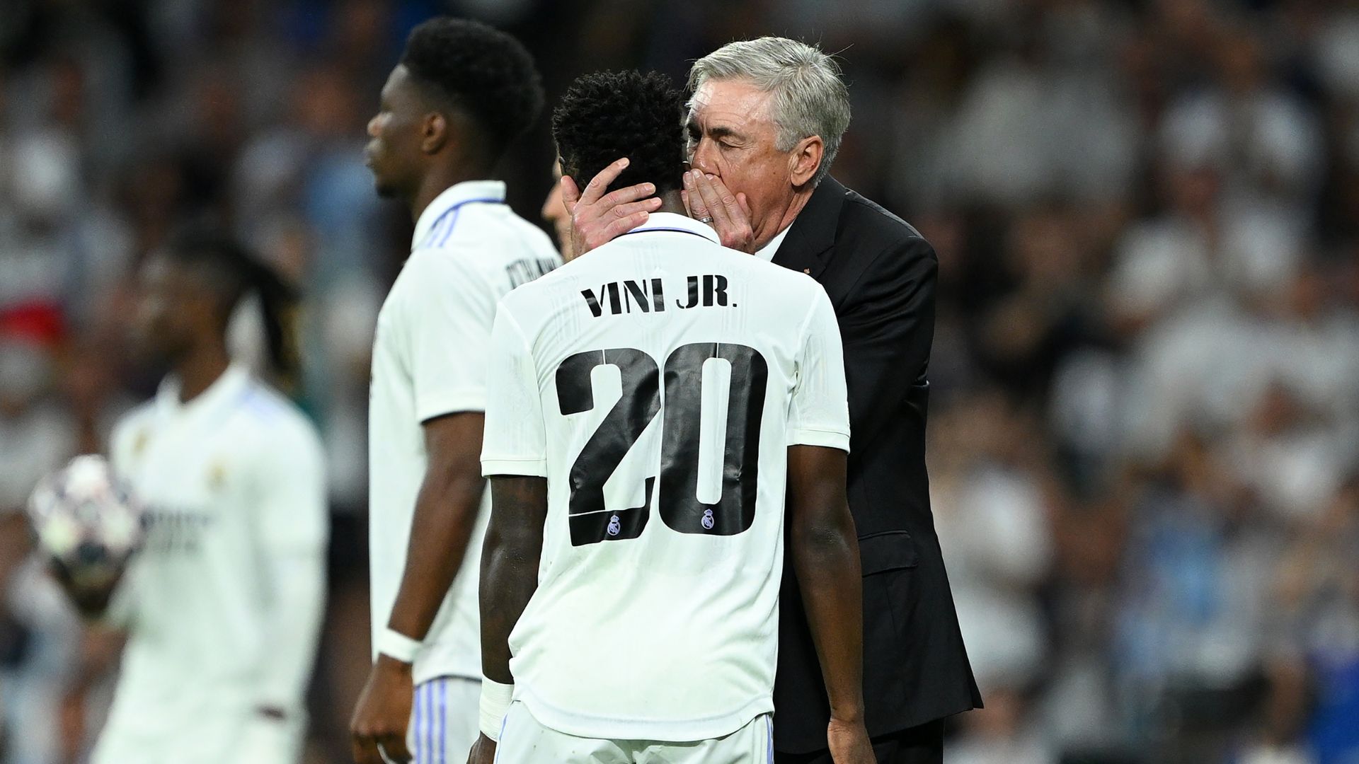 Carlo Ancelotti passing instruction to Vini Jr (Credit: Getty Images)