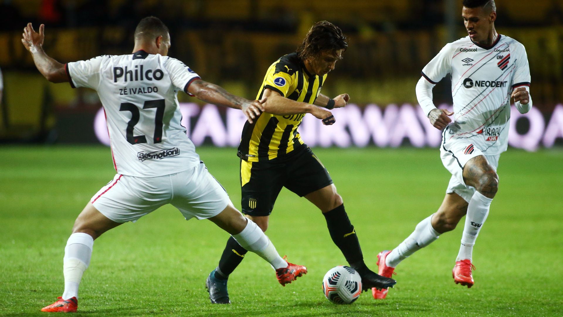 Zé Ivaldo in action against Peñarol (Credit: Getty Images)