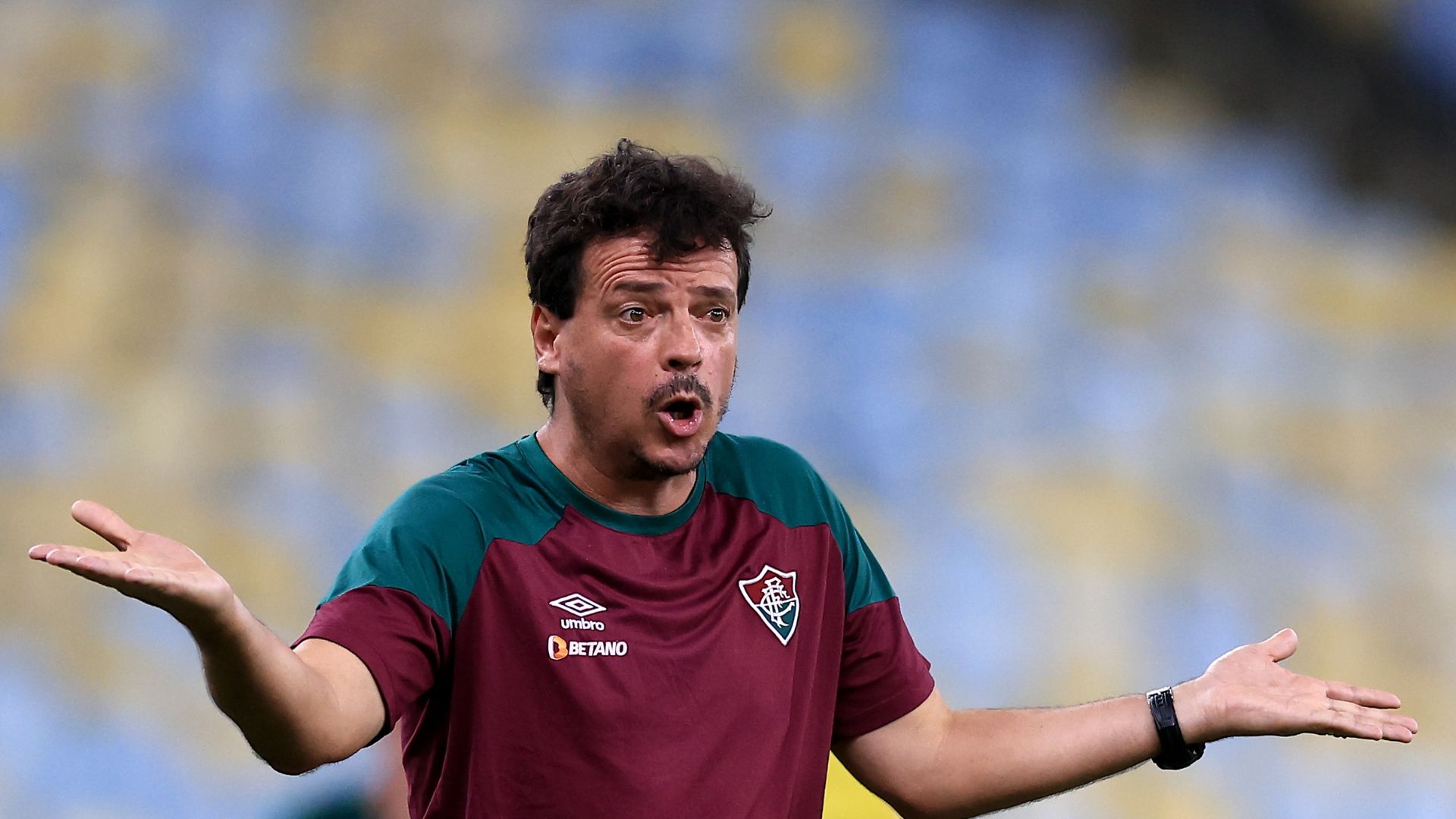 Fernando Diniz's reactions during the match against Vasco (Credit: Getty Images)
