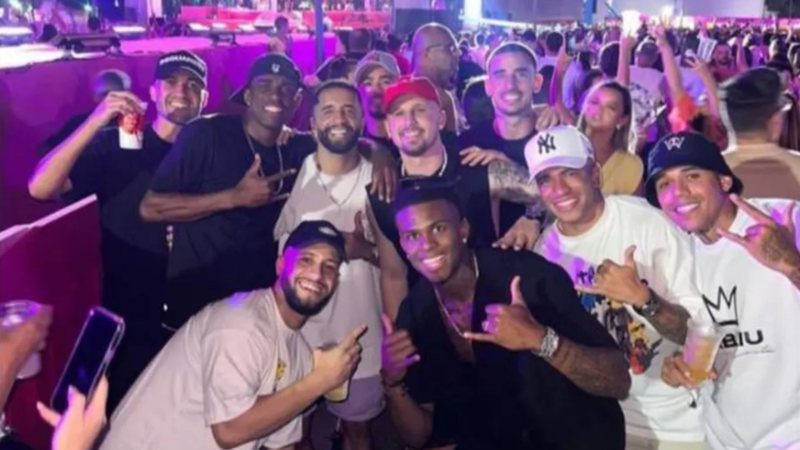 Fortaleza players enjoy Thiaguinho's show