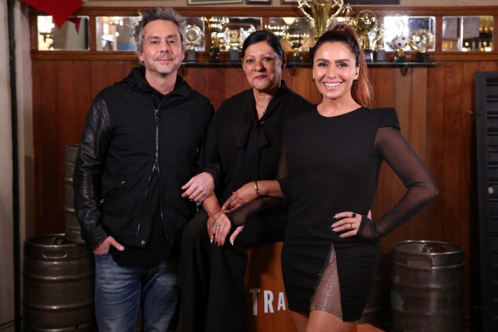 Alexandre Nero, Luci Pereira and Giovanna Antonelli all in black, in one of the settings of the telenovela Travessia