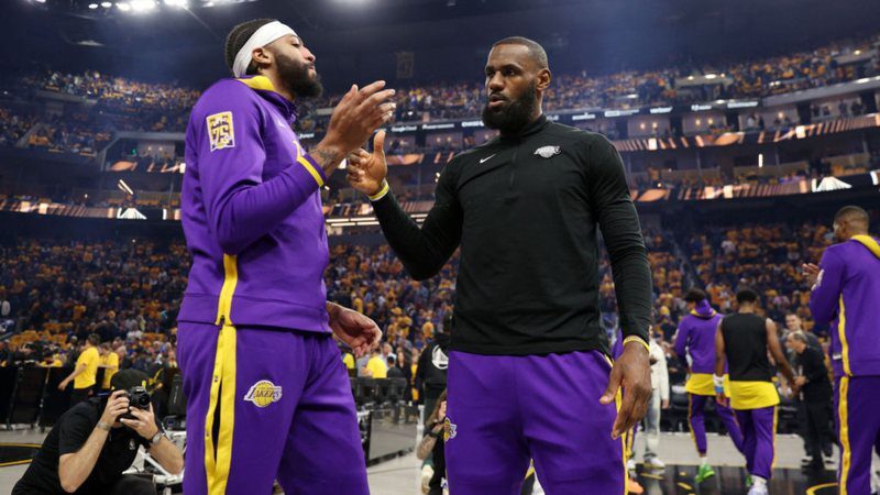 Lakers beat Warriors, LeBron James issues playoff warning