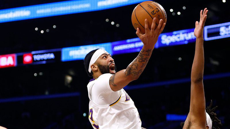 Lakers overwhelm Warriors to take series lead