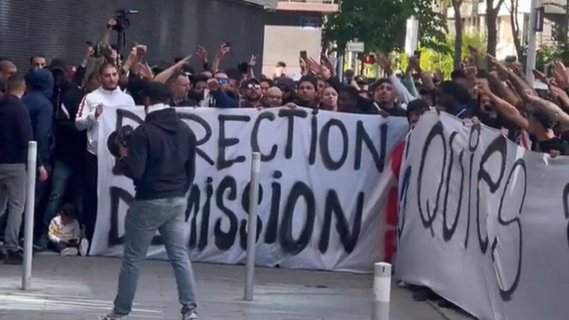 Messi and Neymar are targets of protests from PSG fans;