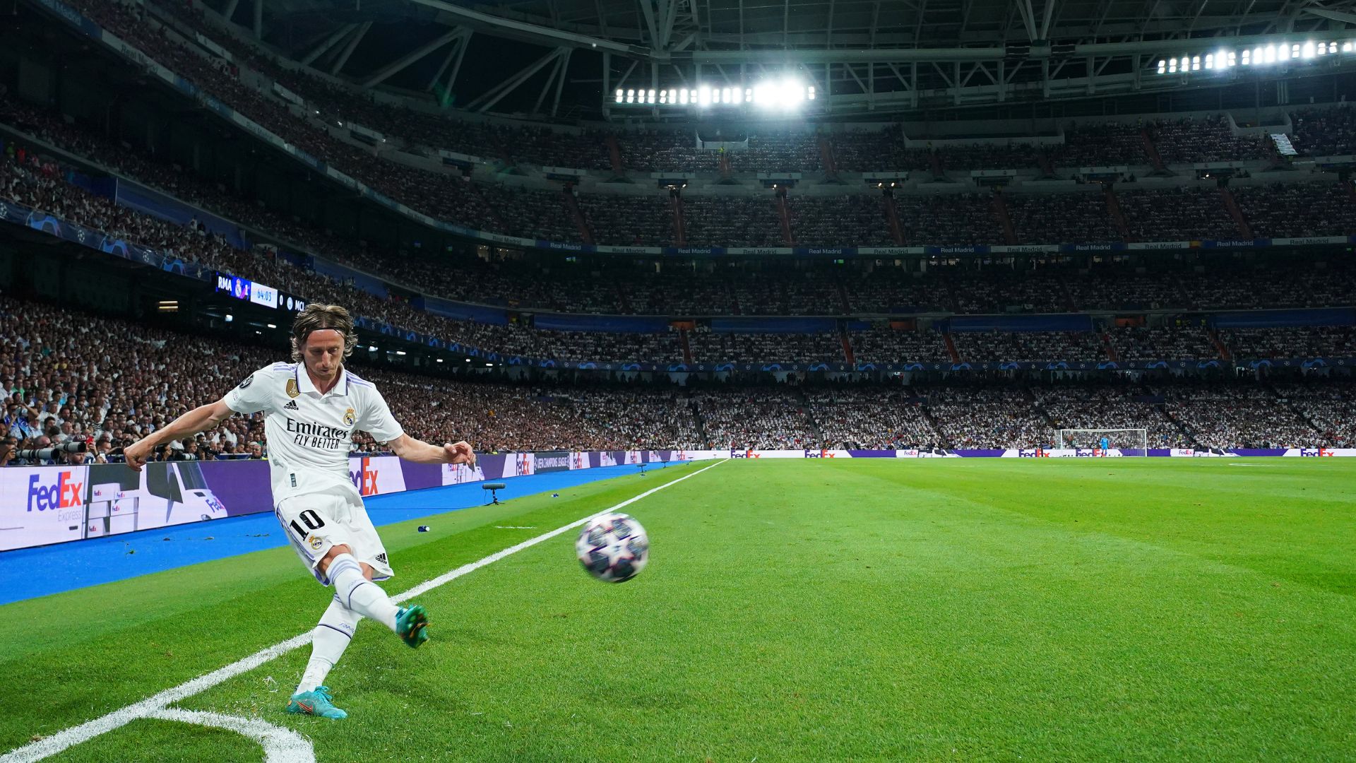 Modric taking a corner kick during the match against Manchester City (Credit: Getty Images)