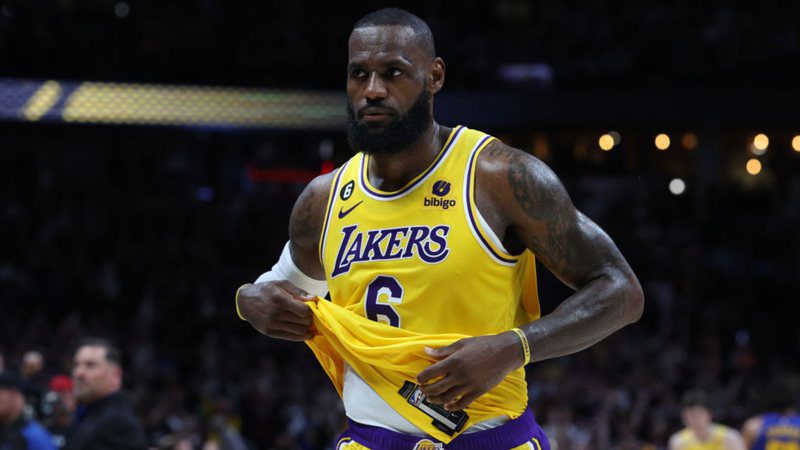 Nuggets beat Lakers, and LeBron James says: "A punch in