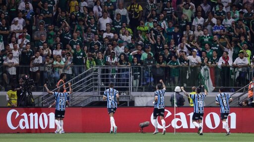 Bitello celebrates a goal for Grêmio