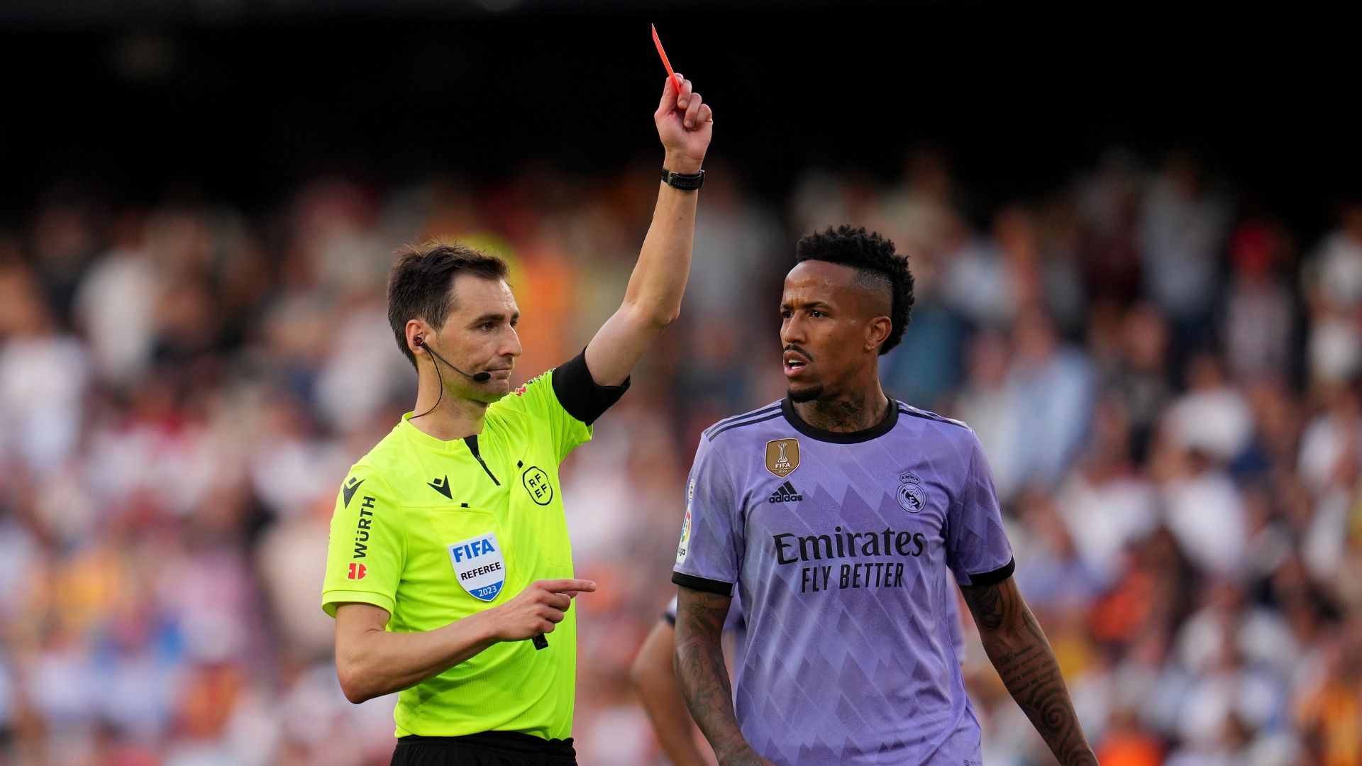 Éder Militão next to the referee of Valencia x Real Madrid, at the moment of Vini Jr's expulsion (Credit: Getty Images)
