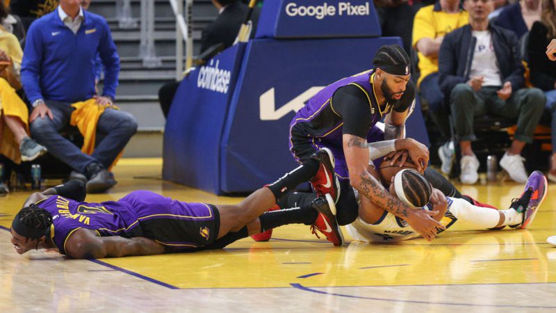 Warriors 'swallow' Davis, and Lakers star sends a message