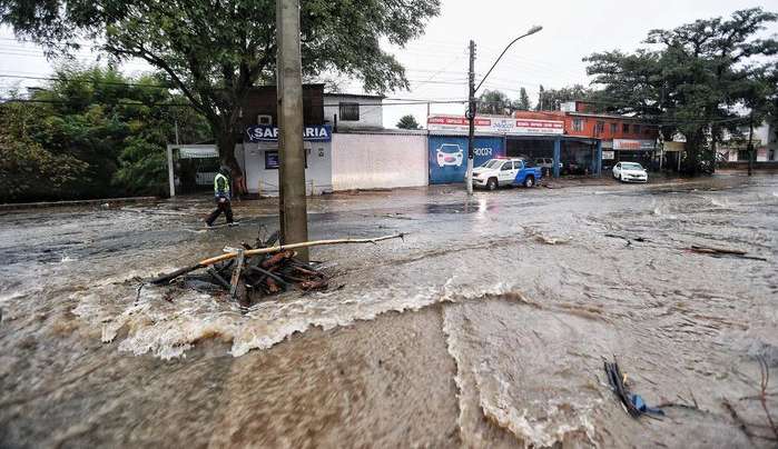 Cyclone in RS causes flooding, lack of light, roadblocks and