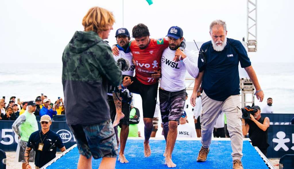 Filipe Toledo suffers serious injury during competition and is eliminated