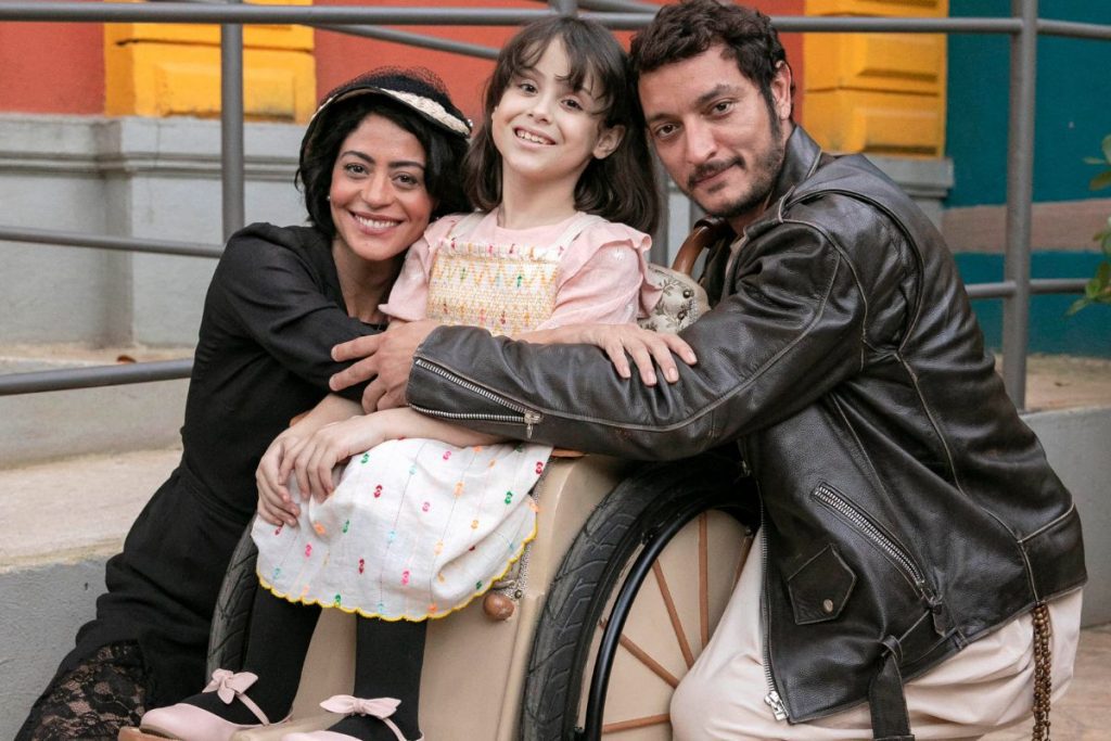   Darlene (Carol Castro), Clara (Vitória Pabst) and Frei João (Allan Souza Lima) behind the scenes of Perfect Love