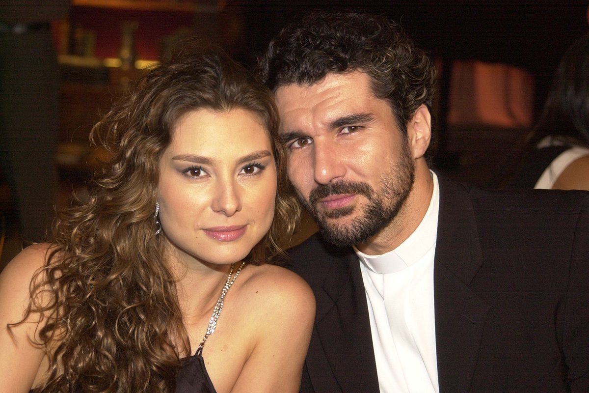 Women in Love: Estela gives a gift to Father Pedro