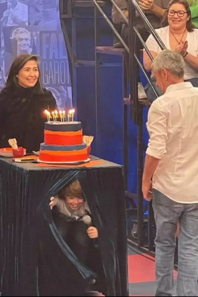 Fernanda Molina and Theo take the surprise cake to dad Serginho Groisman